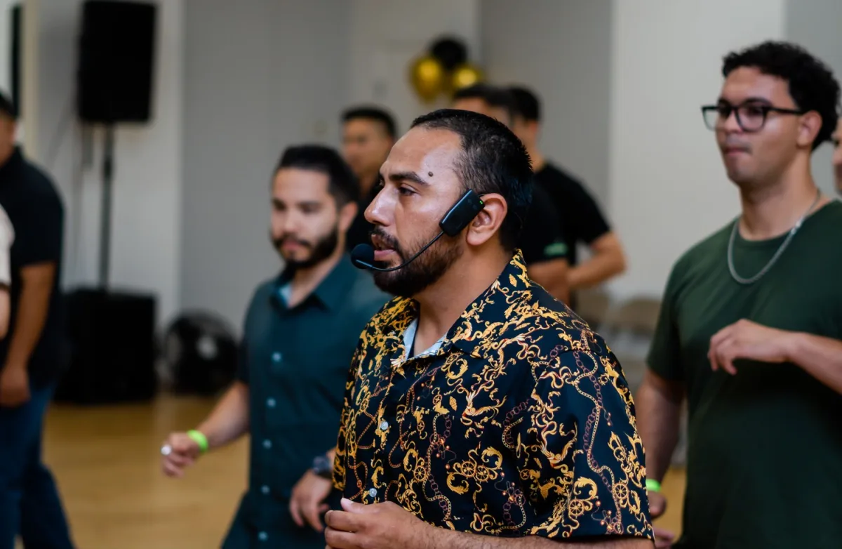 A Melómano instructor teaching a class with a headset microphone